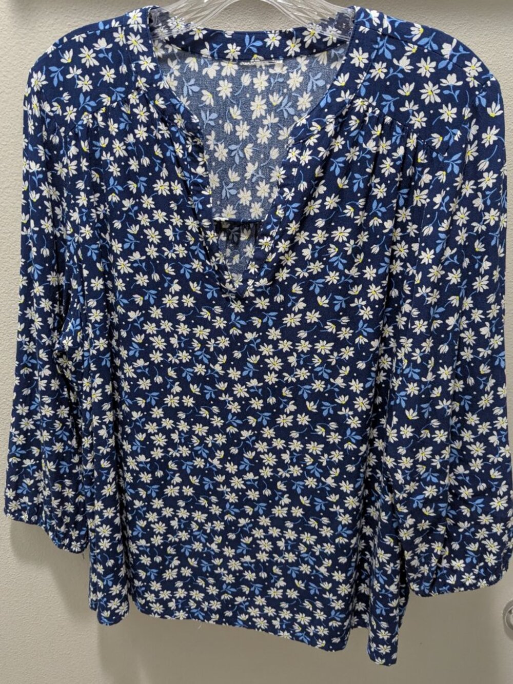 St. John's Bay Daisy Print on Navy Blue Relaxed Fit Rayon Top Large